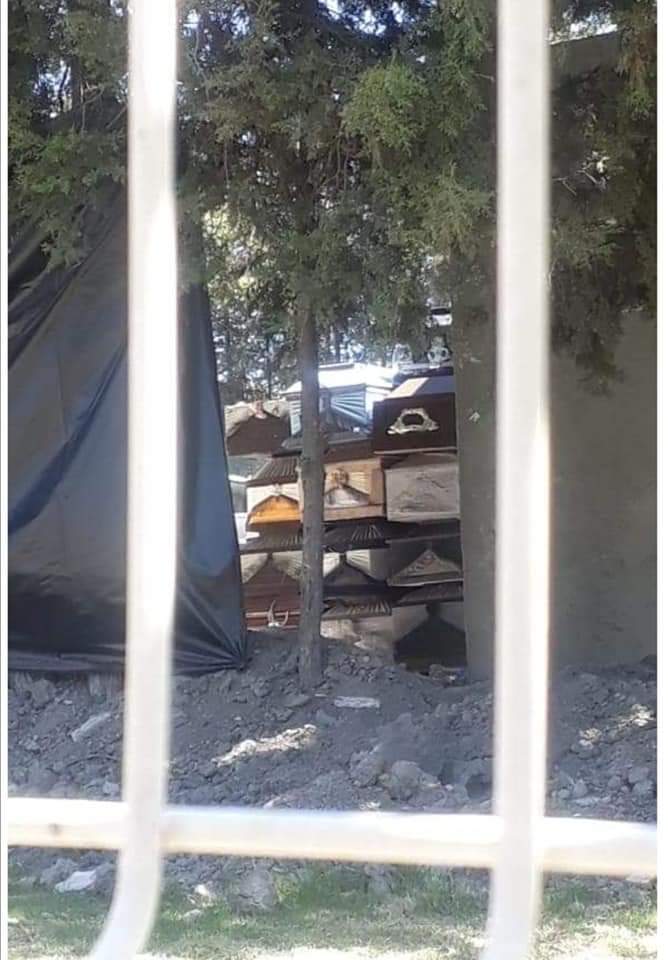 ¡Alerta! Apilan ataúdes de muertos con Covid en Panteón Jardín Eterno