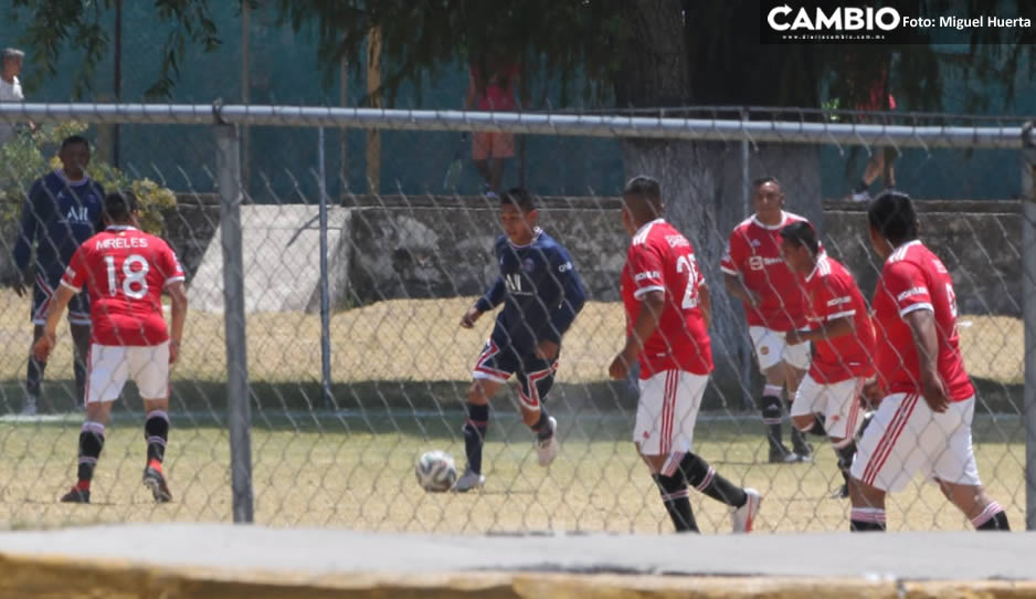 policias jugando fut.jpg