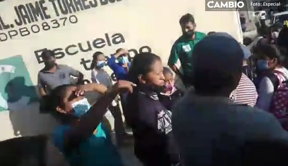 Por prepotente y mal manejo de dinero, papás exigen destitución de la directora en primaria de Tehuacán