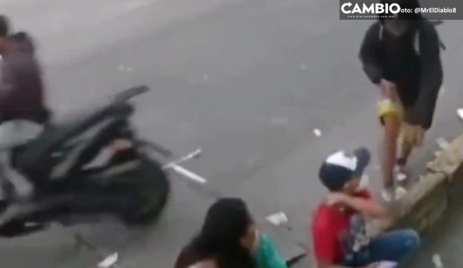 Ladrones le roban el celular a niño frente a su madre y escapan en moto (VIDEO)