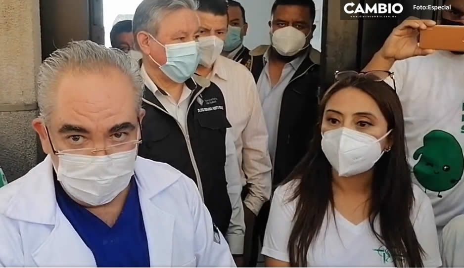 Doctor Martínez atiende a familiares de enfermos renales que acusan falta de medicinas