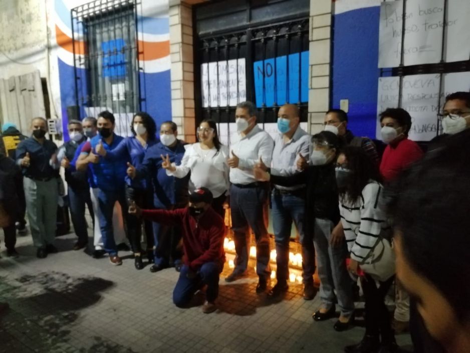 Panistas se manifiestan afuera del CDM de Tehuacán por imposición Jacobo Aguilar