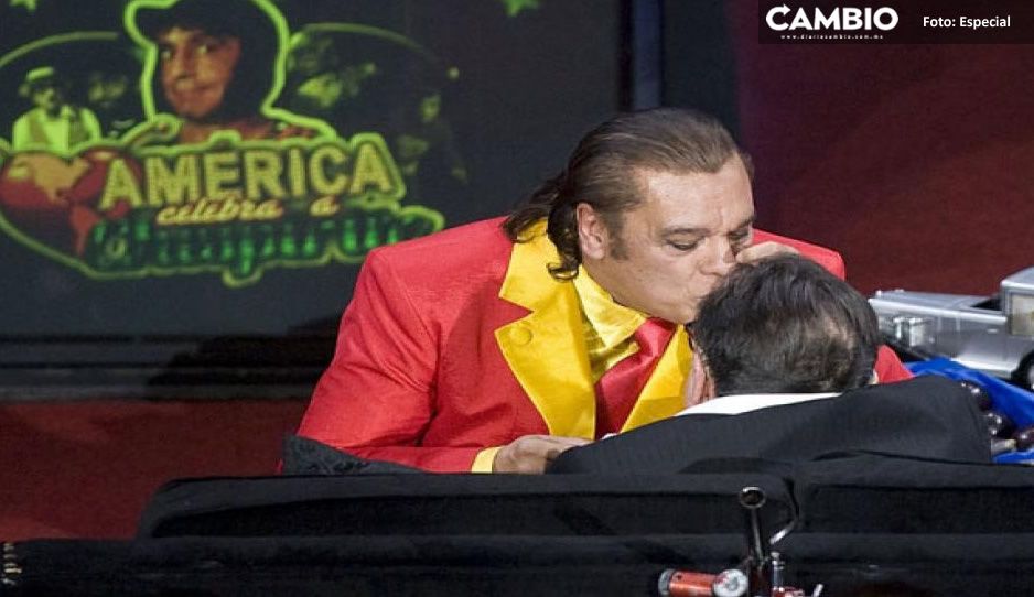 Juan Gabriel y Chespirito: así fue el momento en que El Divo de Juárez besó al comediante