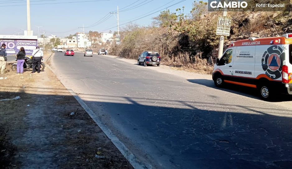 Familia derrapa a bordo de su moto en Periférico Ecológico; ¡se salvaron de milagro!