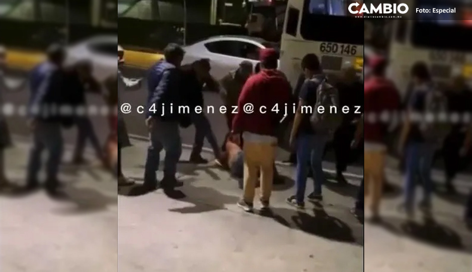 ¡Devuélveme mi teléfono! Pasajeros agarran a patadas a ladrón de transporte público en CDMX (VIDEO)