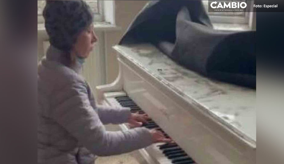¡Cómo de película! Ucraniana toca el piano por última vez durante bombardeo de Rusia (VIDEO)