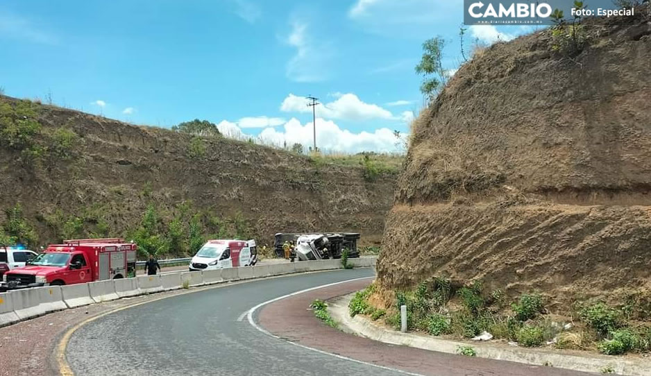 Volcadura de tráiler provoca cierre en la autopista Puebla-Atlixco; deja un lesionado