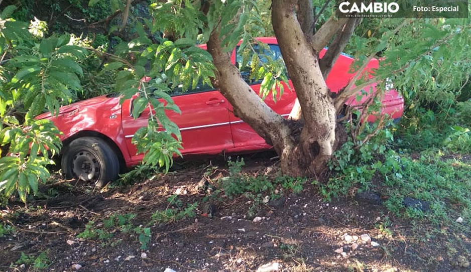 Localizan coche chocado y abandonado en carretera de Atlixco