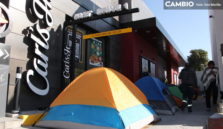 Ni en la fila de las tortillas; decenas de poblanos se forman hasta por 24 horas para recibir cuponera de Carl’s Jr.