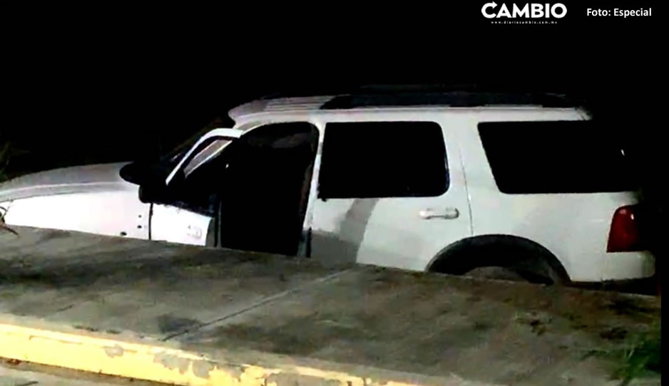 Balean a joven mientras manejaba y cae a un desnivel en Tehuacán