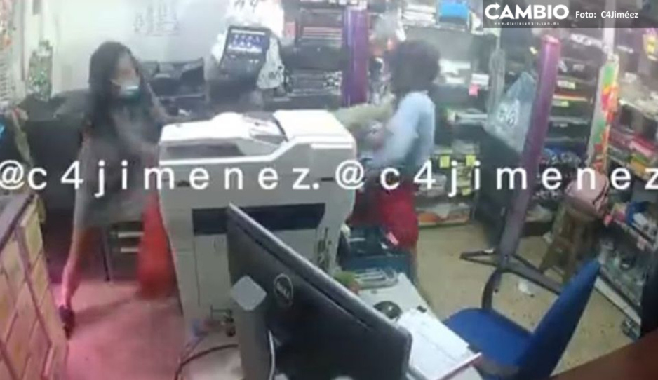 FUERTE VIDEO: Ladronas asaltan papelería y le dan una brutal golpiza a la empleada