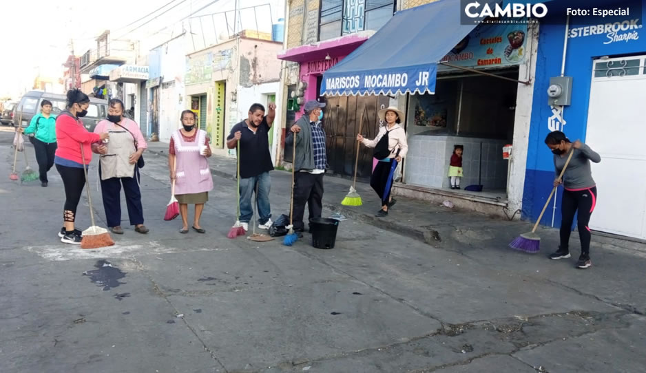 Realizan habitantes y comerciantes jornada de limpieza en calles del tianguis en Atlixco