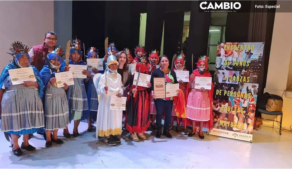 Abuelitos de Tochimilco participan en el Encuentro de Danzas y Coros en el Teatro de Puebla