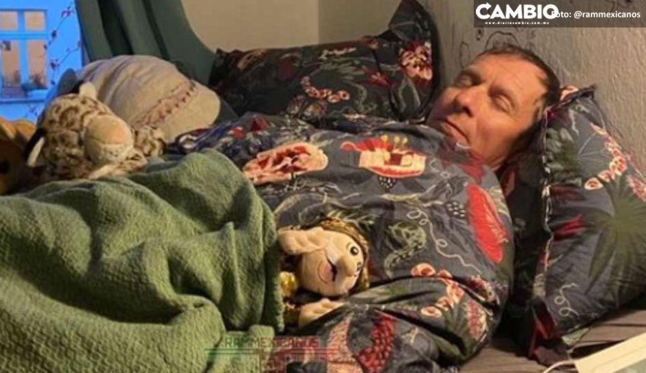 Tecladista de Rammstein se vuelve viral tras dormir abrazando a un muñequito del Dr. Simi