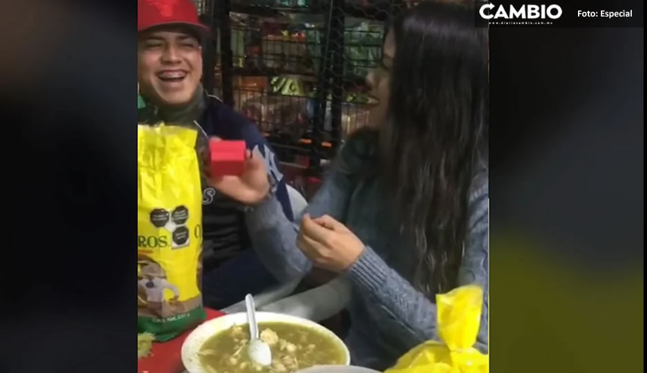 ¡Habrá boda! Enamorada encuentra el anillo de compromiso en las tostadas del pozolito (VIDEO)