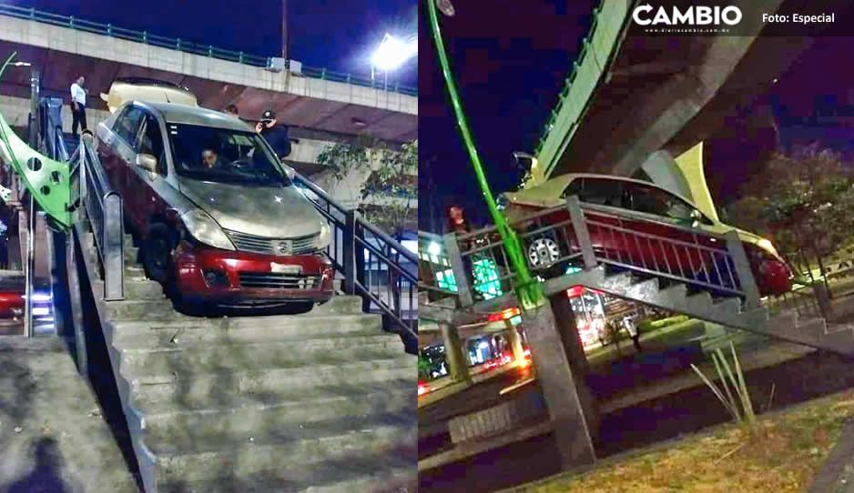 ¡WTF! Briago intenta cruzar con todo y auto un puente peatonal de Naucalpan (VIDEO y FOTOS)