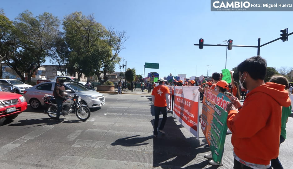 Comunidad UDLAP provoca tráfico desquiciante en Boulevard 5 de Mayo; piden liberación del campus