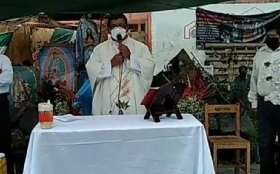 Padre fake realiza misas en zona del Socavón y apoya a quejosos de Bonafont (VIDEO)