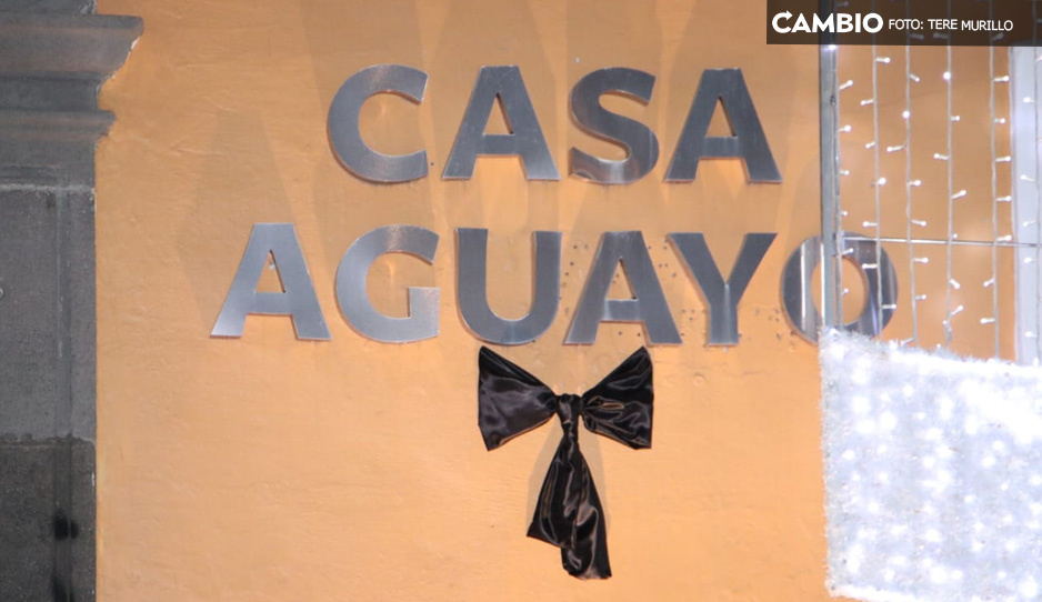 Colocan crespón en Casa Aguayo tras fallecimiento de Barbosa (VIDEO)
