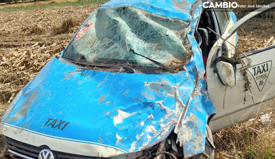 Taxi se impacta contra tractocamión en la carretera federal Puebla-Tehuacán