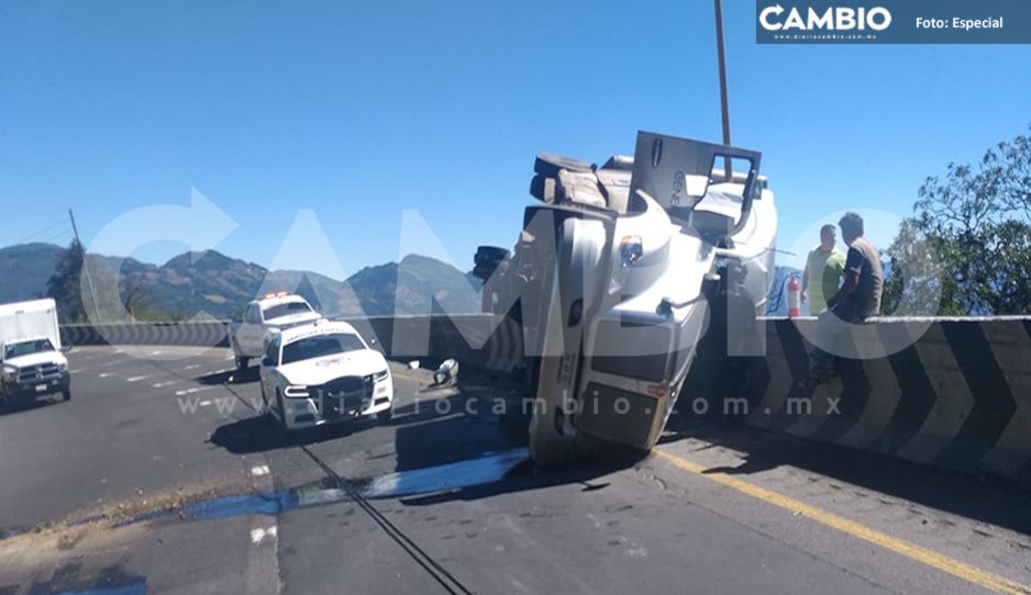 Vuelca tráiler en la autopista Puebla-Cordoba (VIDEO)