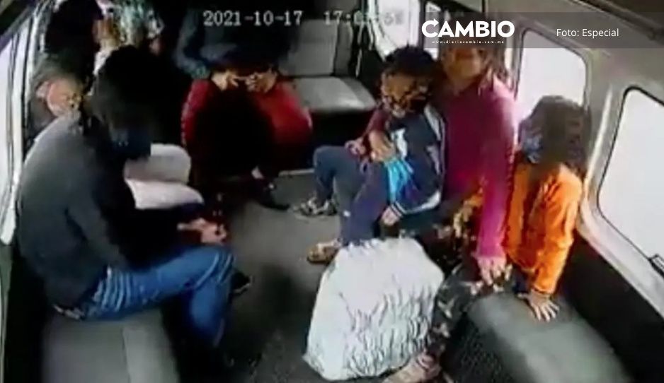 ¡Infeliz! Ladrón cachetea a mujer durante violento asalto en combi (VIDEO)