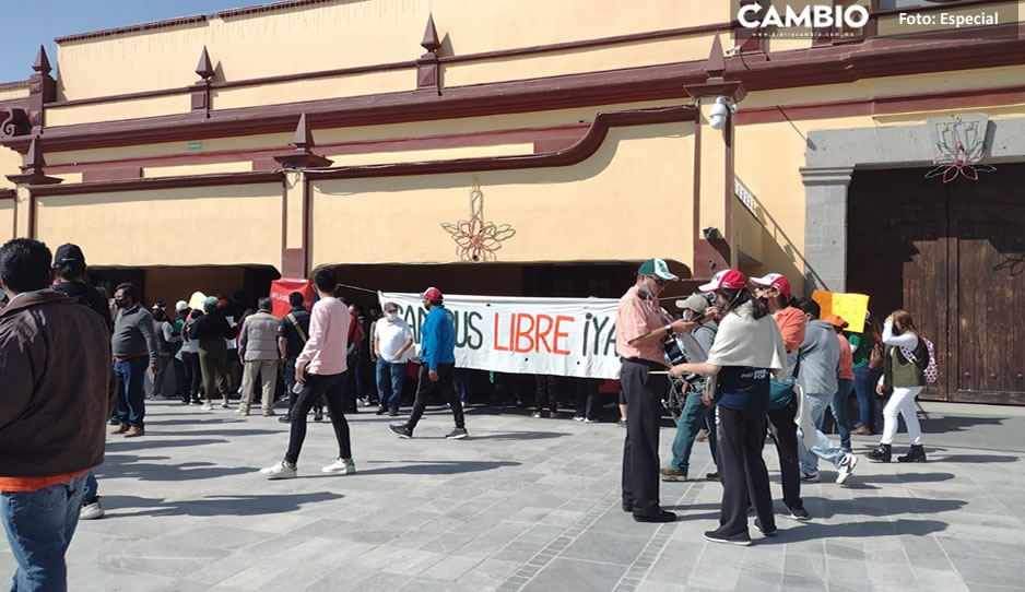 Estudiantes UDLAP protestan frente a la presidencia de San Andrés Cholula; exigen liberación del campus