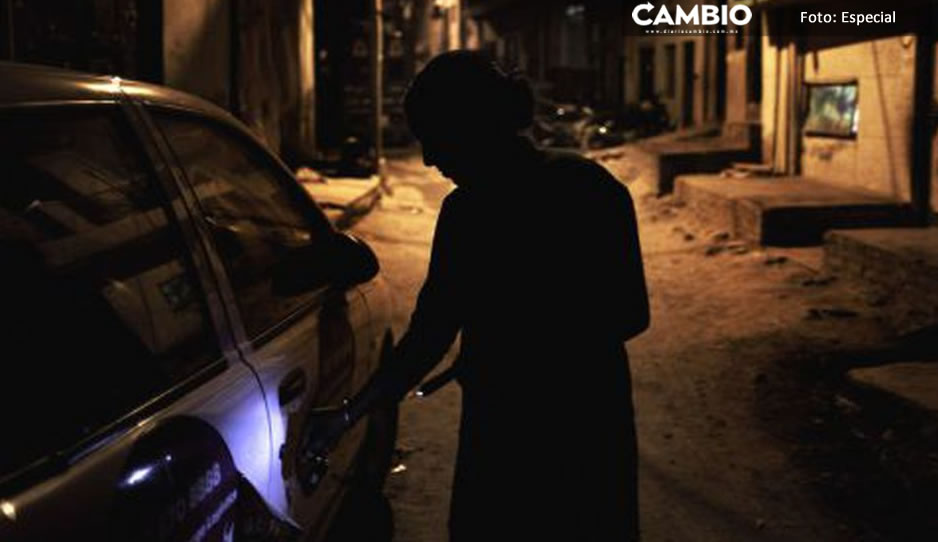 Mujer asalta a taxista y lo apuñala por resistirse en Cuautlancingo