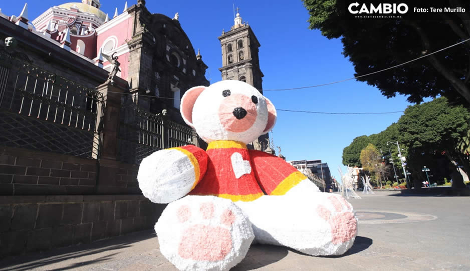 ¡Llegó la Navidad a Puebla! Colocan adornos en el Centro Histórico (FOTOS)
