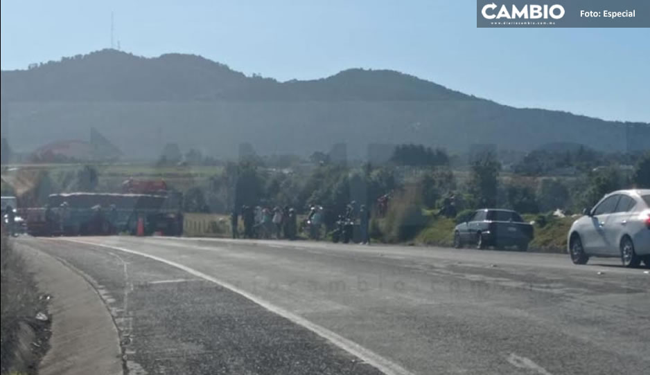 Pobladores bloquean autopista Tlaxco Tejocotal; exigen mantenimiento y seguridad
