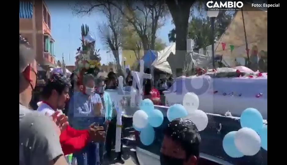 Entre lágrimas y aplausos dan el último adiós a familia fallecida tras explosión en Felipe Ángeles (VIDEO)