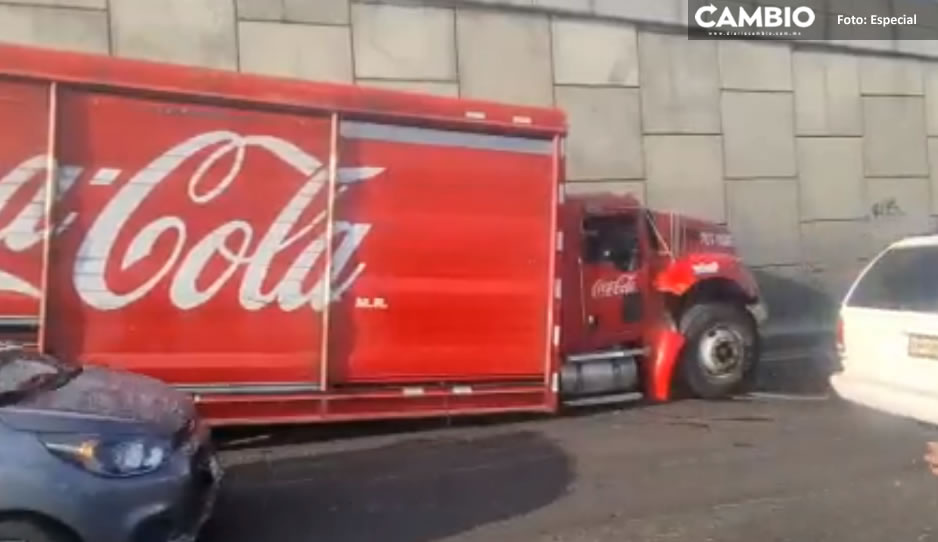 Toma precaución; tráiler de Coca Cola choca vs auto en la México-Puebla y desata tráfico