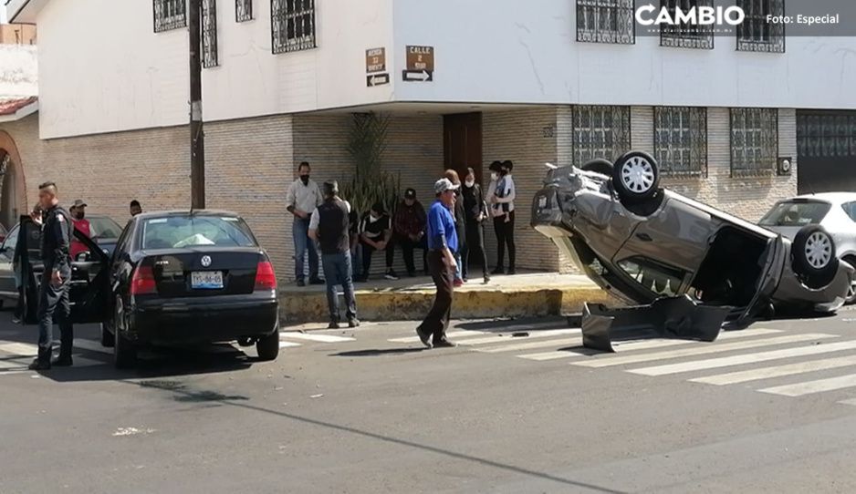 Conductor pierde el control de su auto y vuelca en Chulavista; hay heridos