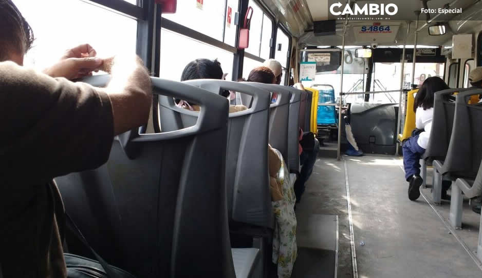 ¡Asqueroso! Sorprenden a pasajero “tocándose” en transporte público en Atlixco (VIDEO)