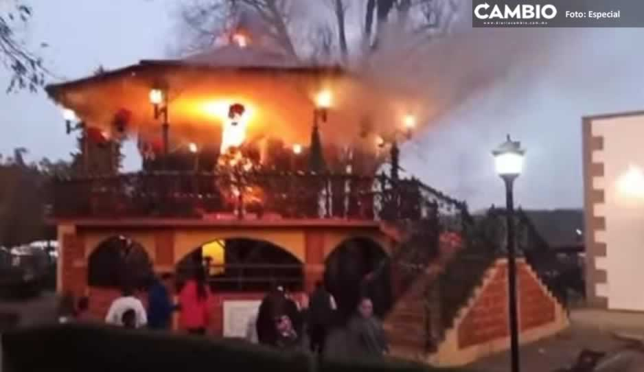 VIDEO: Árbol de Navidad se incendia en Ahuazotepec