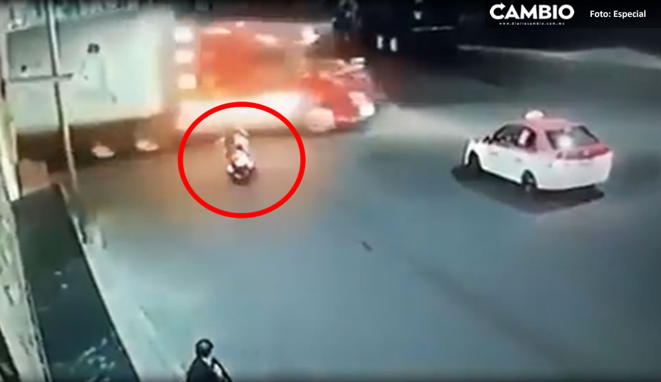 VIDEO SENSIBLE: Jovencitos que viajaban en moto chocan contra tráiler y mueren atropellados