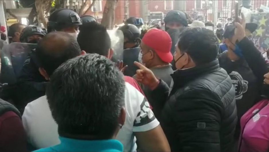 Ambulantes se ponen rabiosos durante operativo en el corredor 5 de Mayo (VIDEOS)
