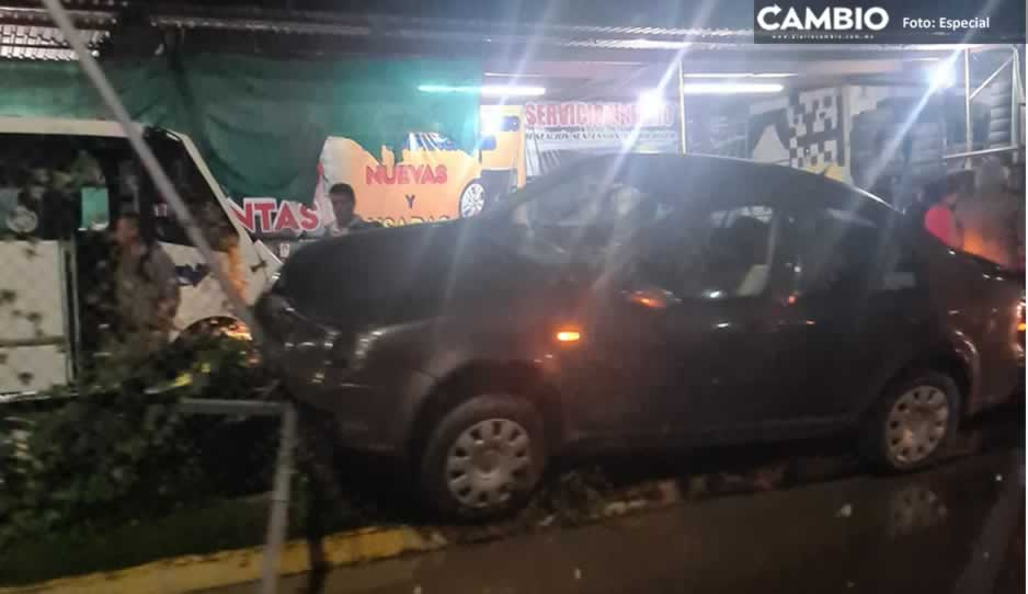 Automovilista se sube al camellón y choca vs poste de luz en Boulevard Xonacatepec