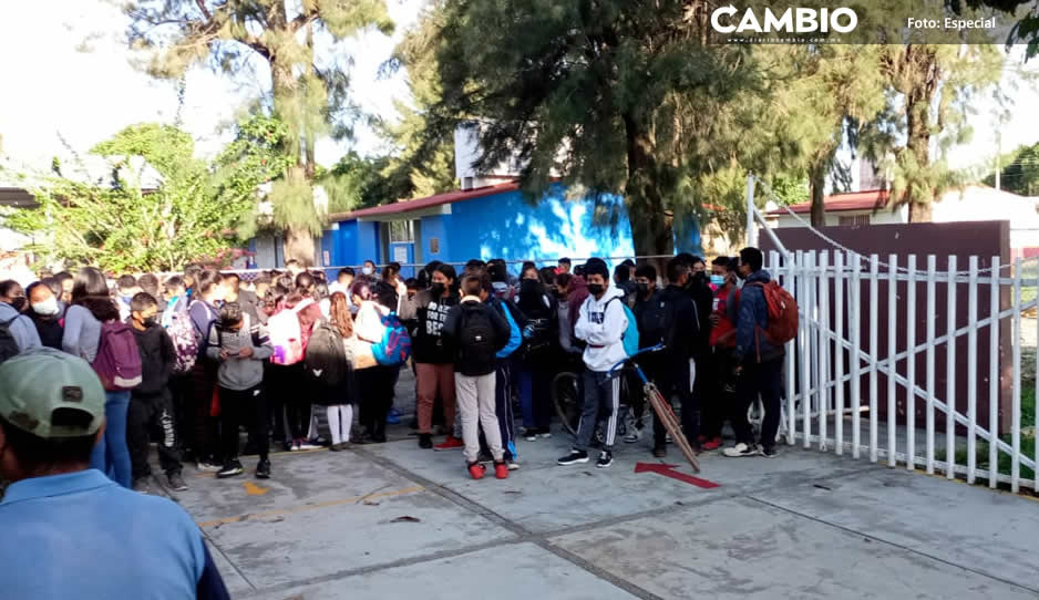 Tras dos días de protestas destituyen a profesor que abusó de dos alumnas de secundaria en Huaquechula