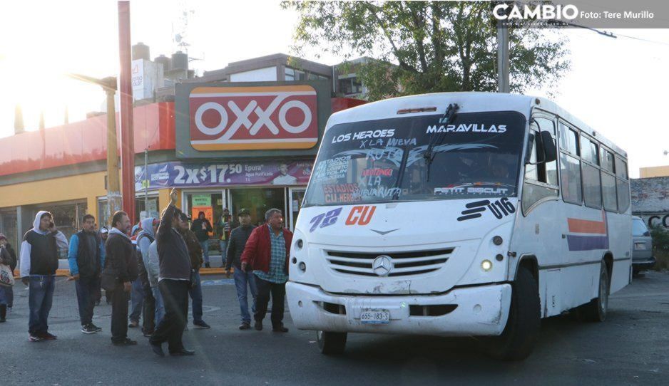 Pese a sem&aacute;foro rojo, transporte p&uacute;blico se atiborra en Puebla