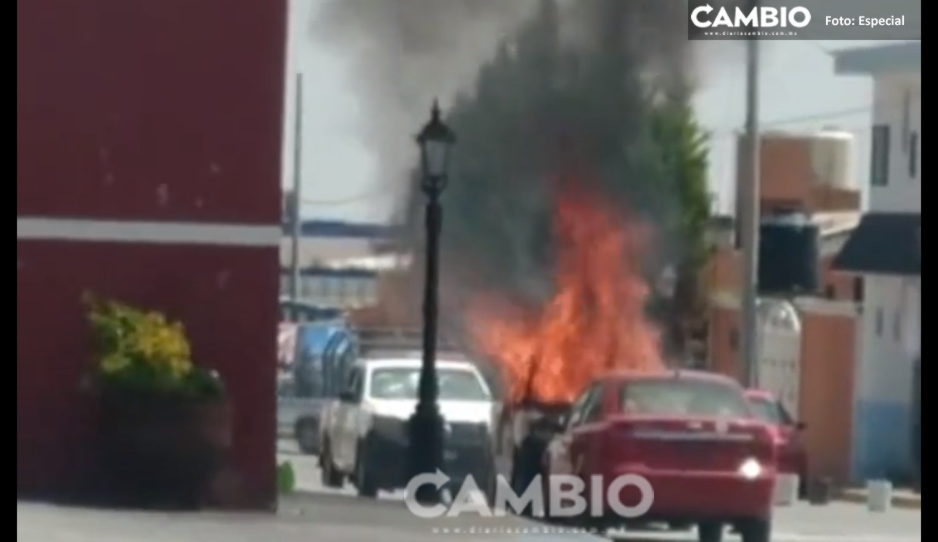 Pobladores enardecidos de Calpan incendian patrulla por liberación a tres delincuentes (VIDEO)