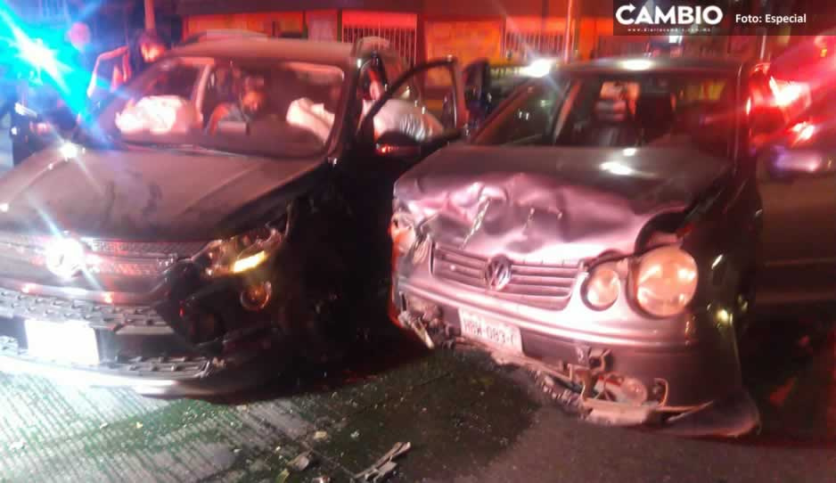 Cuatro heridos y vehículos destrozados deja choque múltiple en Boulevard 5 de Mayo