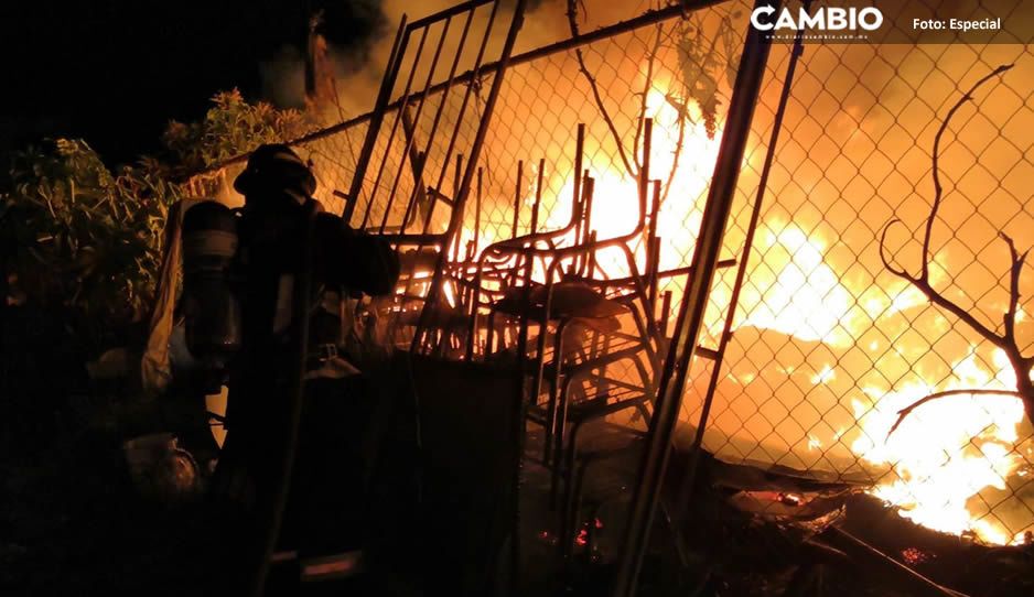 VIDEO: Fuerte incendio frente al Pante&oacute;n Jard&iacute;n; llamas alcanzan tres metros de altura&nbsp;