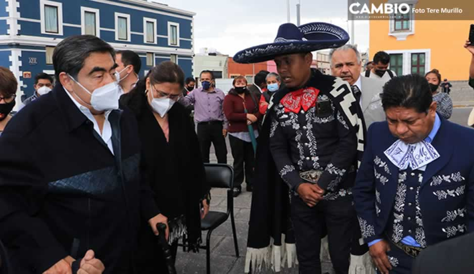 Barbosa sale a festejar con mariachis del barrio de El Alto el Día del Músico (FOTOS y VIDEO)