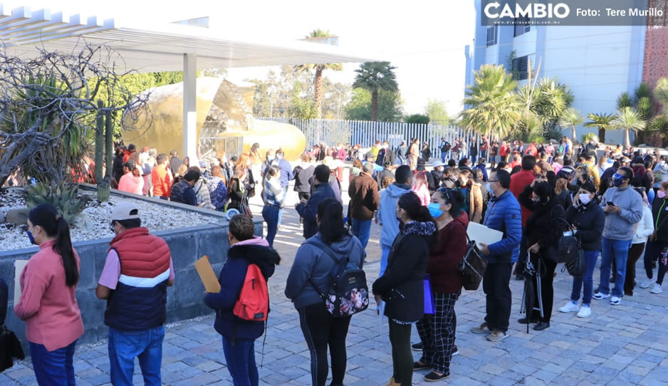 Poblanos atiborran el único sanitario del Centro Expositor durante vacuna de refuerzo