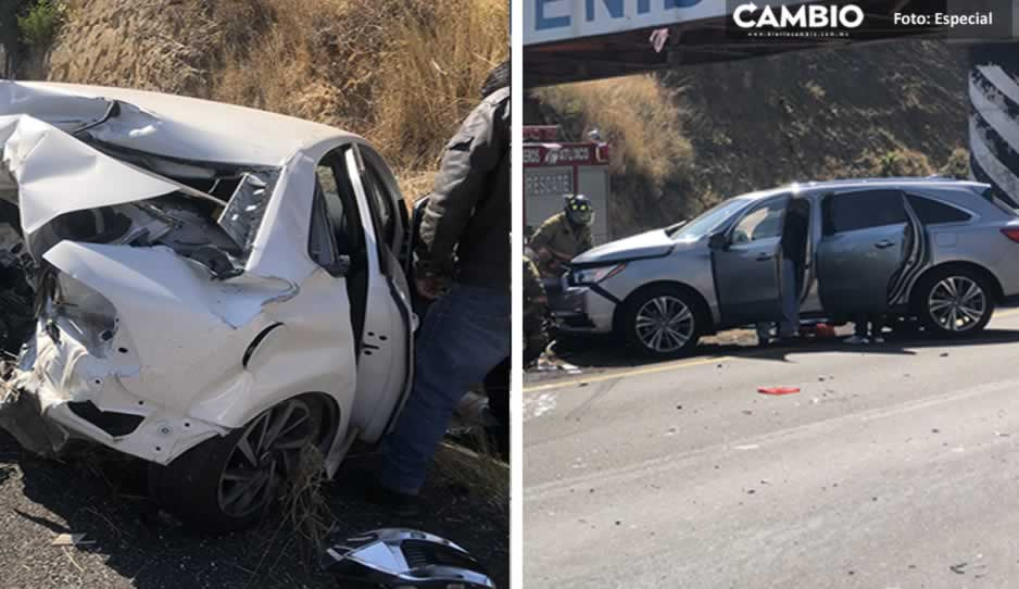 Aparatoso accidente entre dos autos deja tres lesionados en la vía Atlixcayotl