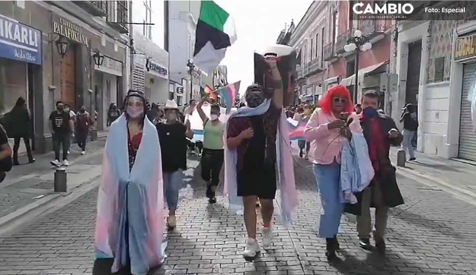 Colectivos LGBT realizan caminata en Puebla; celebran entrada en vigor de Ley Agnes