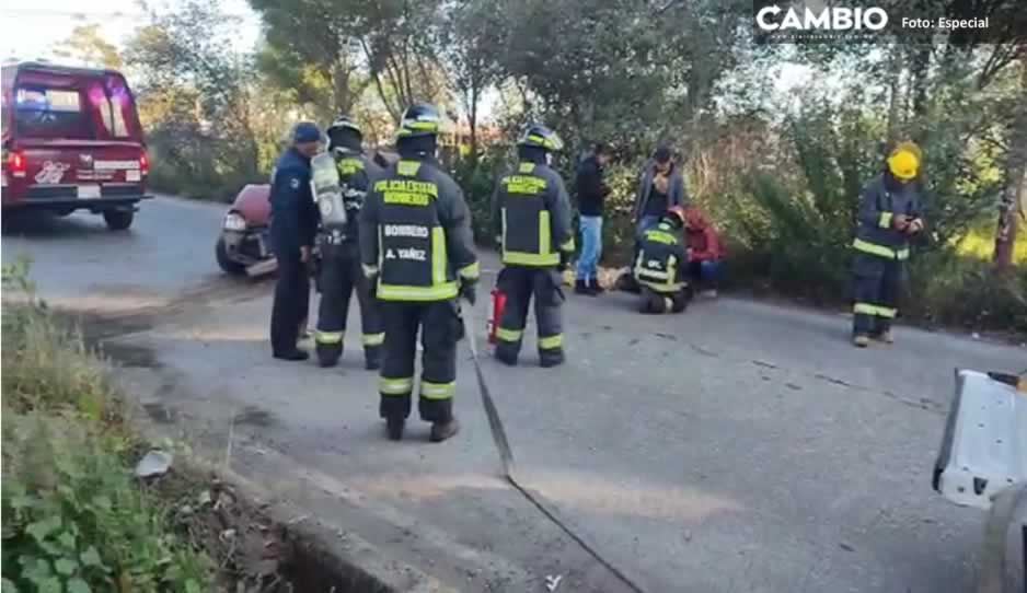 Conductor queda prensado tras chocar vs un árbol en la México-Puebla