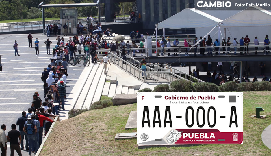 ¡Todo a última hora! Atiborran poblanos el CIS y hacen larga fila para reemplacar (VIDEO)