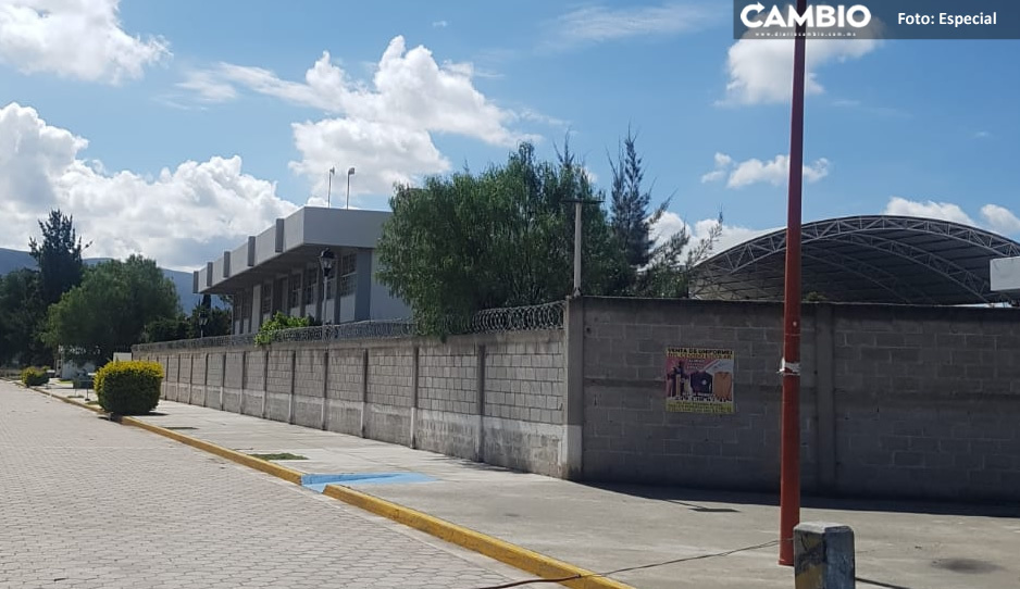 Pese a clases en línea, exigen cuota de inscripción a alumnos en Centro Escolar de Tecamachalco